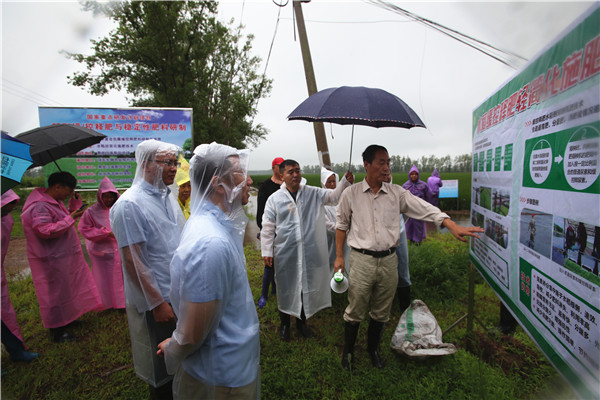 國家重點(diǎn)研發(fā)計劃“納米復合包膜緩控釋肥料研制與應用”課題2019年度研討會(huì )及水稻輕簡(jiǎn)化施肥技術(shù)現場(chǎng)觀(guān)摩與交流會(huì )在佳木斯成功召開(kāi)